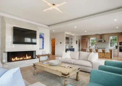 Croft Fireplace panoramic gas fireplace in a bright open-concept living room.